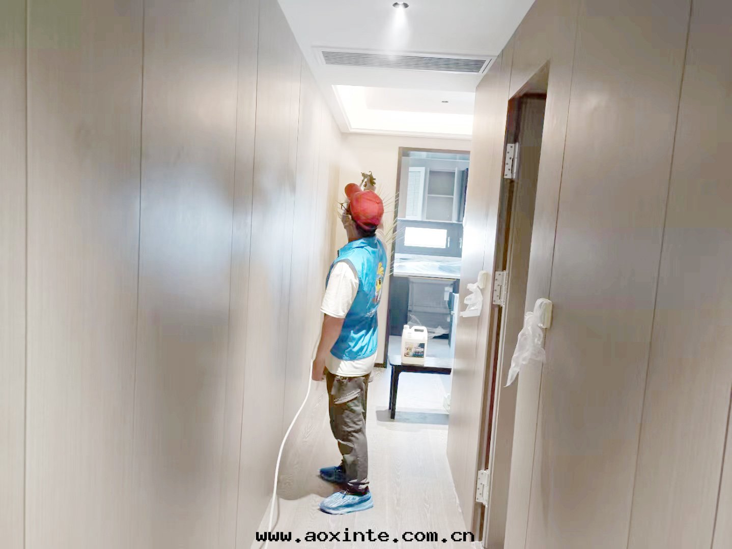 过(guò)道(dào)墙面(miàn)噴槍施工治理(lǐ)