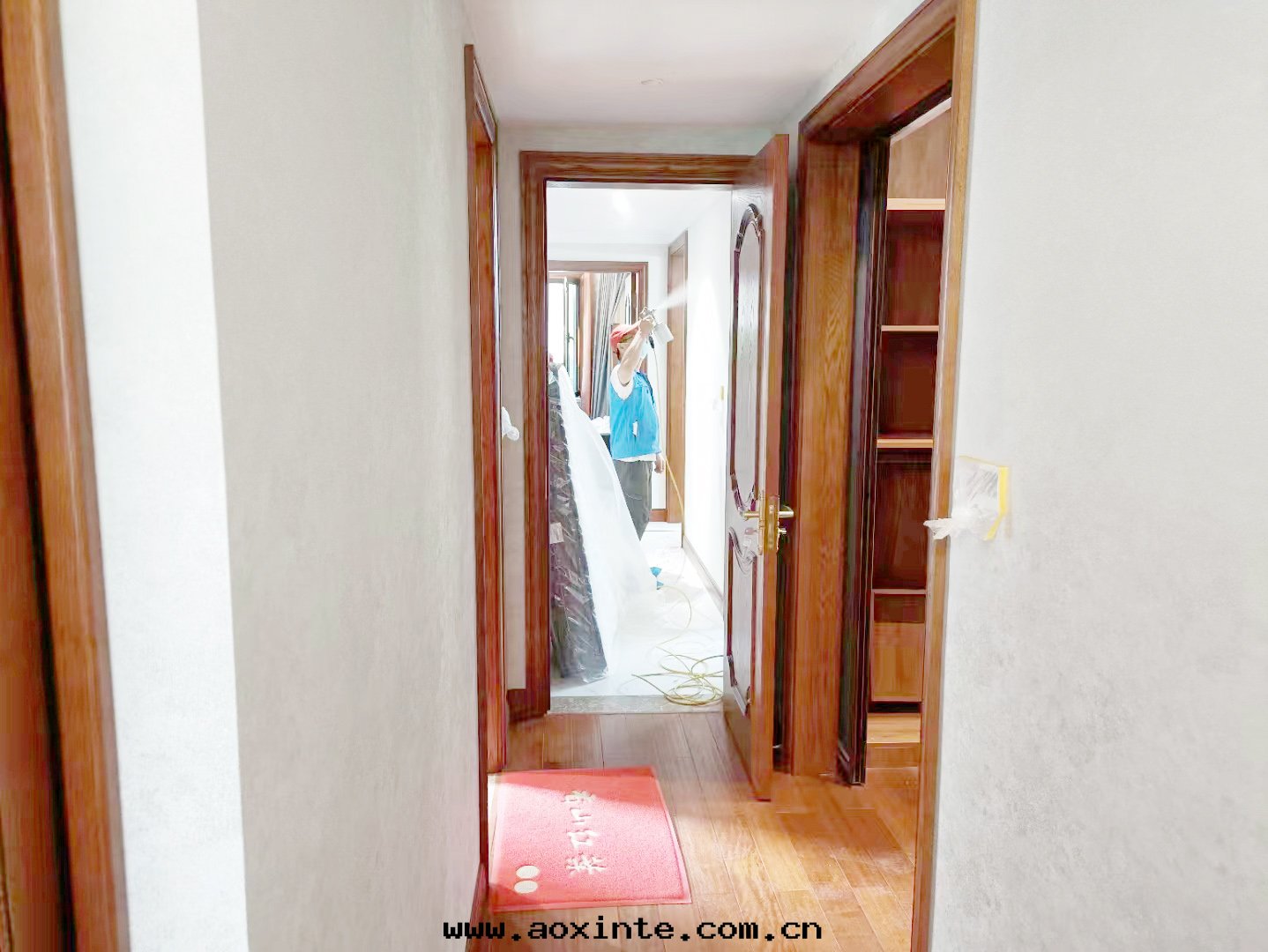 卧室(shì)客廳墙面(miàn)噴槍施工治理(lǐ)