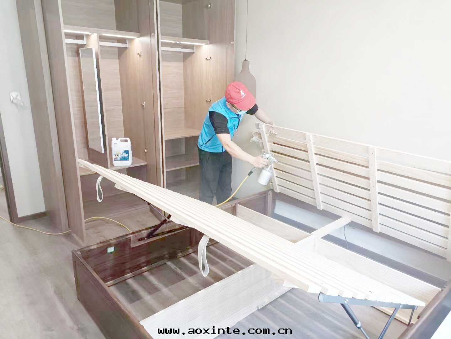 卧室(shì)床(chuáng)架全(quán)方(fāng)位(wèi)噴涂