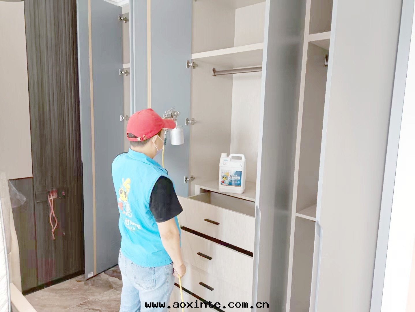 卧室(shì)衣(yī)櫃噴枪全(quán)方(fāng)位(wèi)噴塗治理(lǐ)