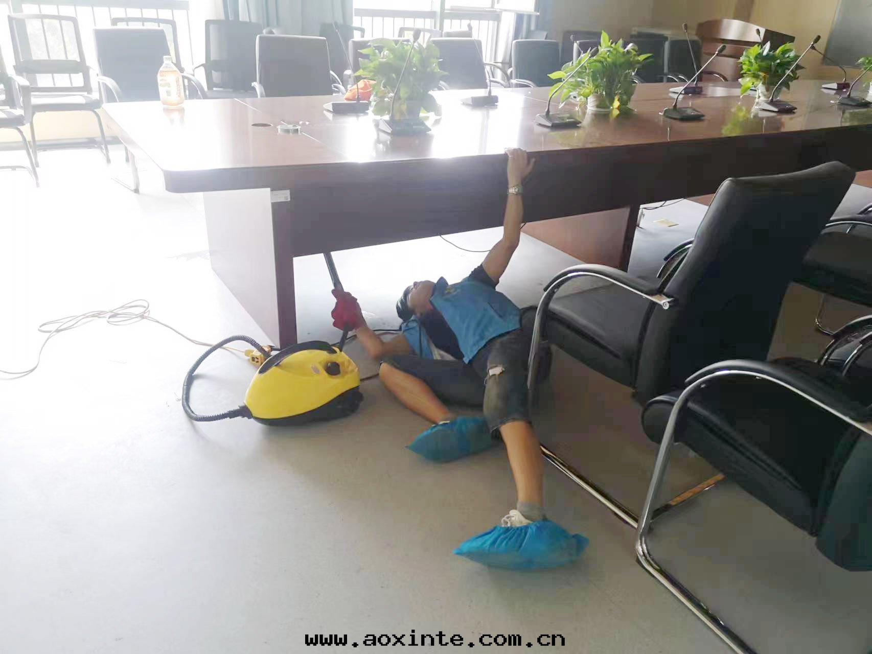 会(huì)議室(shì)桌下(xià)噴枪施工治理(lǐ)甲醛