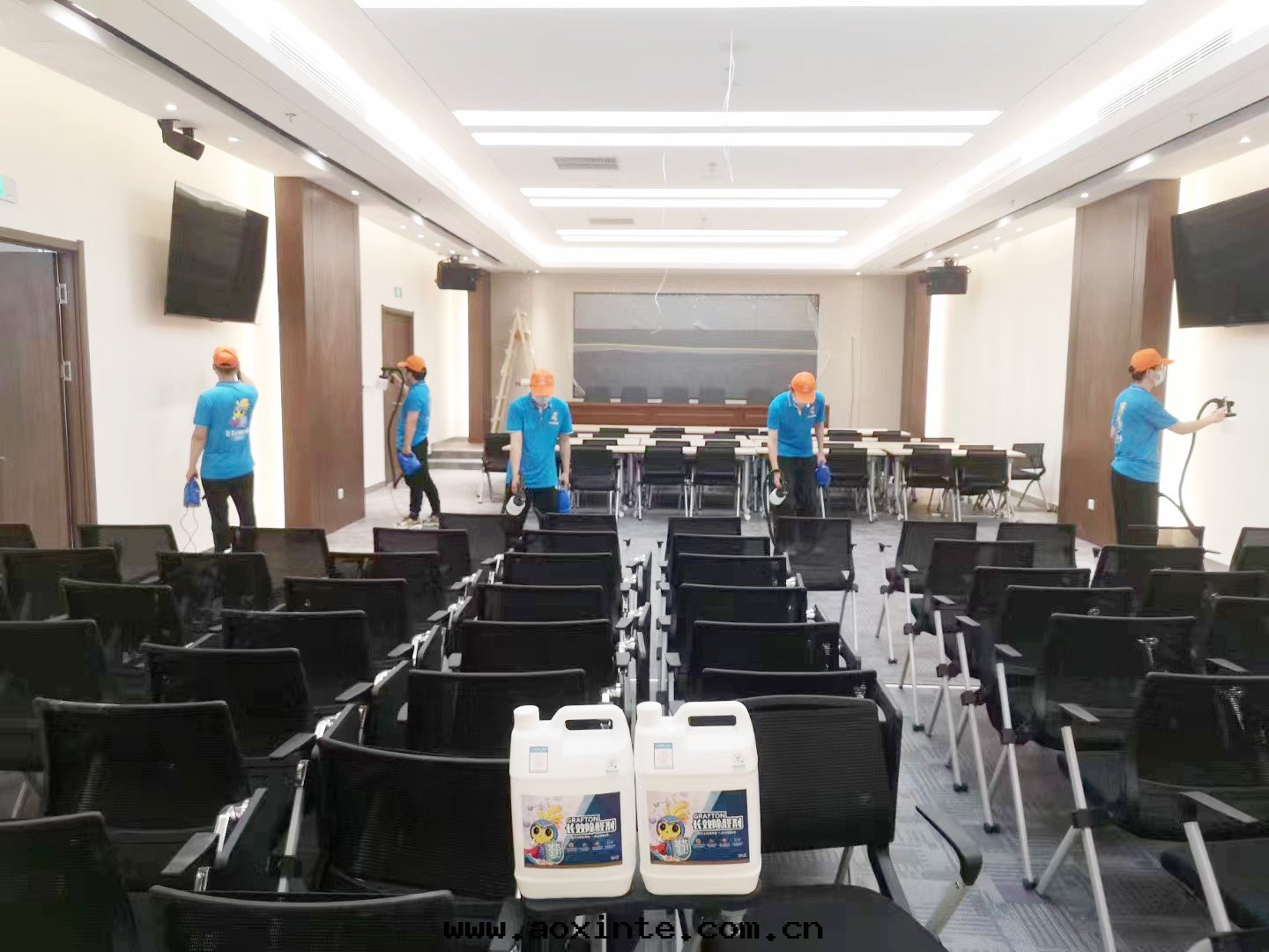 银(yín)行会(huì)議室(shì)桌(zhuō)椅(yǐ)墙面(miàn)噴槍施工