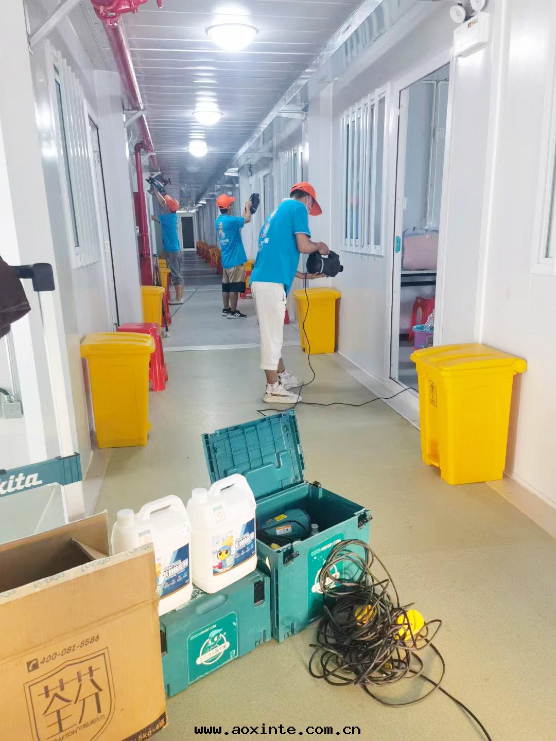 过(guò)道(dào)牆(qiáng)面(miàn)噴枪精细化(huà)施工治理(lǐ)