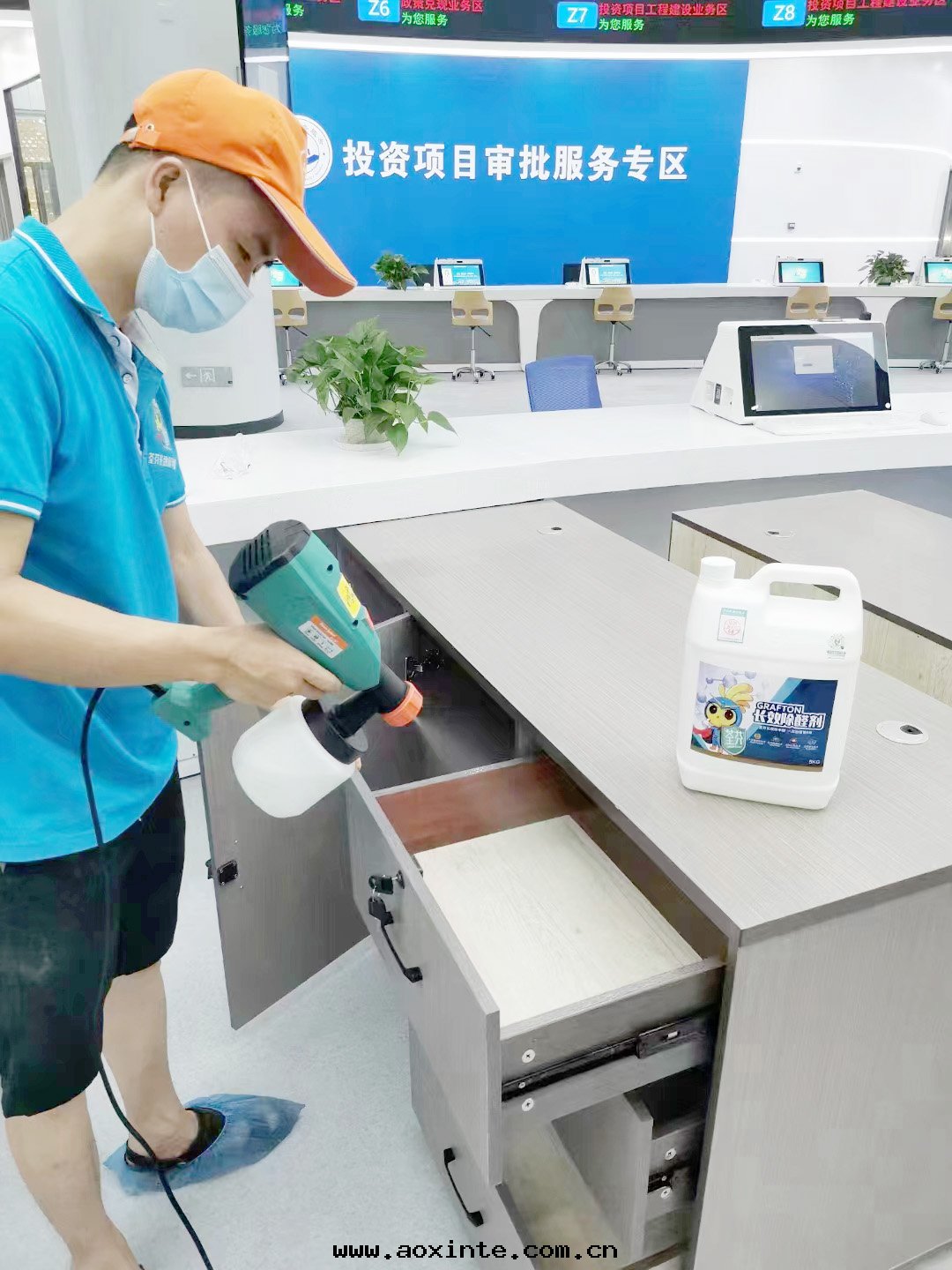 辦(bàn)公(gōng)桌椅噴枪全(quán)方(fāng)位(wèi)施工治理(lǐ)噴塗