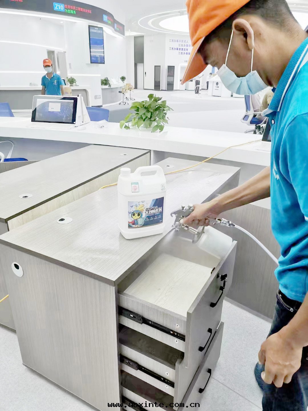 辦(bàn)公(gōng)桌椅噴枪全(quán)方(fāng)位(wèi)施工治理(lǐ)噴塗