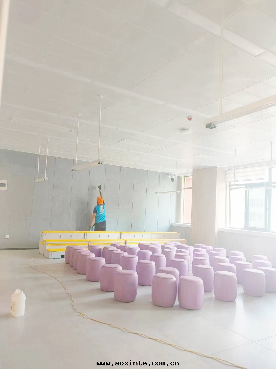 教室(shì)牆(qiáng)面(miàn)全(quán)方(fāng)位(wèi)噴枪噴塗