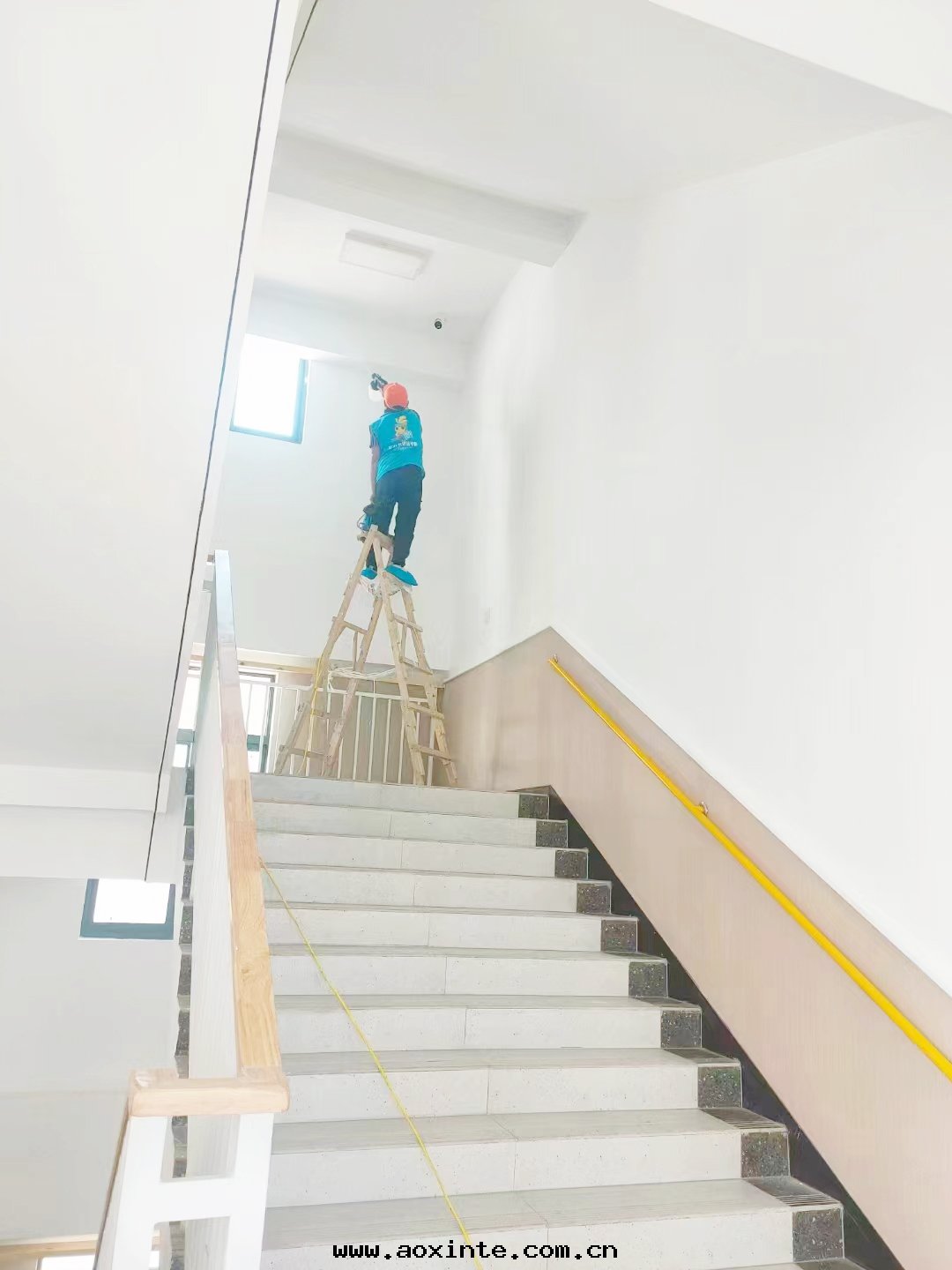 樓梯(tī)过(guò)道(dào)牆(qiáng)面(miàn)頂面(miàn)噴枪治理(lǐ)施工