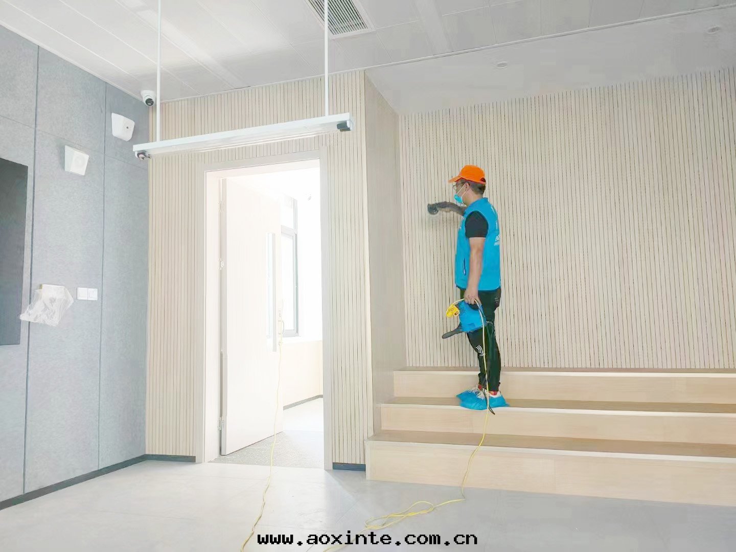 教室(shì)护牆(qiáng)闆噴枪噴塗施工治理(lǐ)