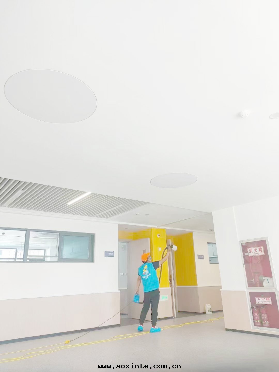 教室(shì)过(guò)道(dào)牆(qiáng)面(miàn)噴枪噴塗施工治理(lǐ)