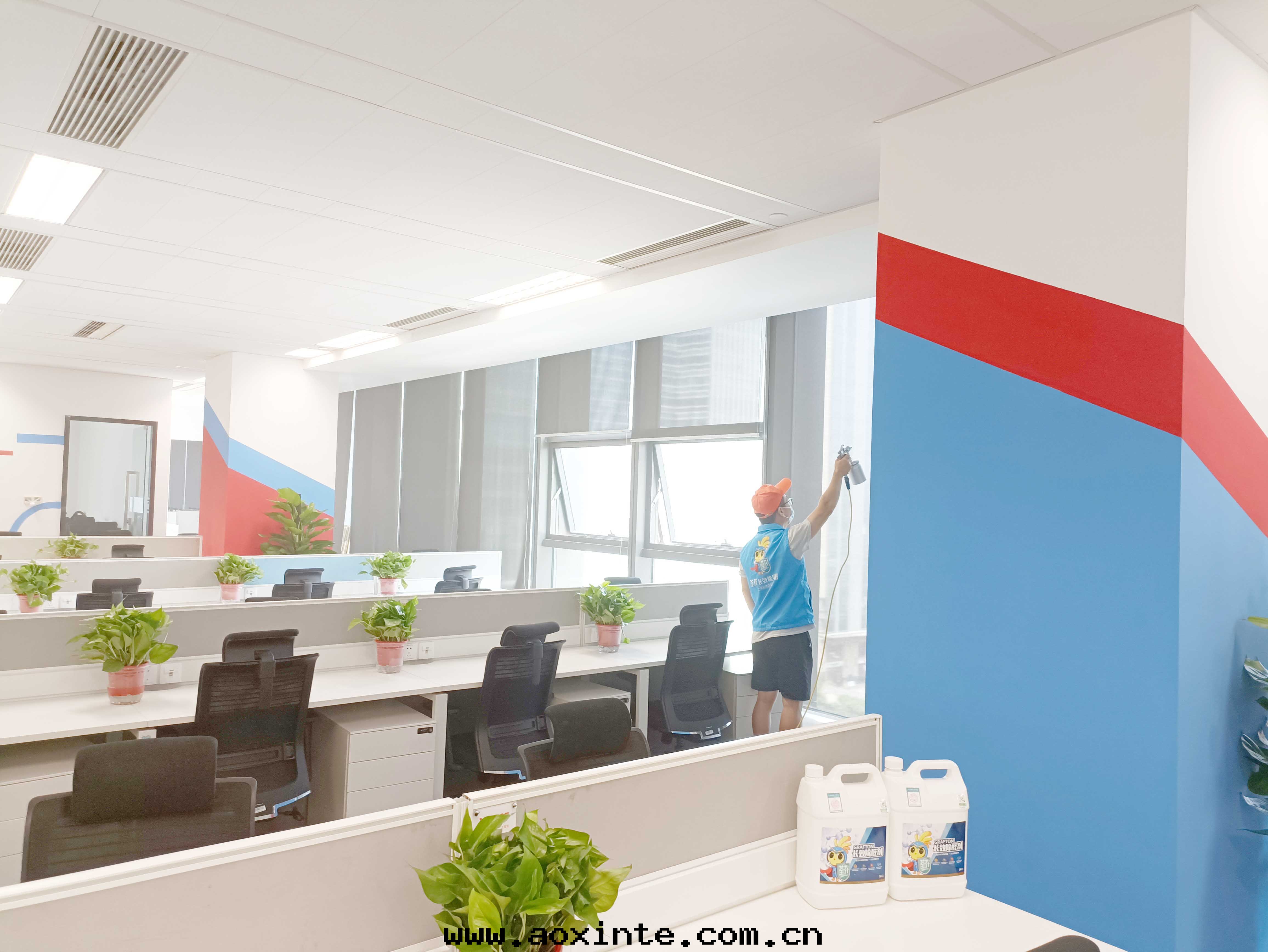 辦(bàn)公(gōng)室(shì)牆(qiáng)面(miàn)噴枪施工