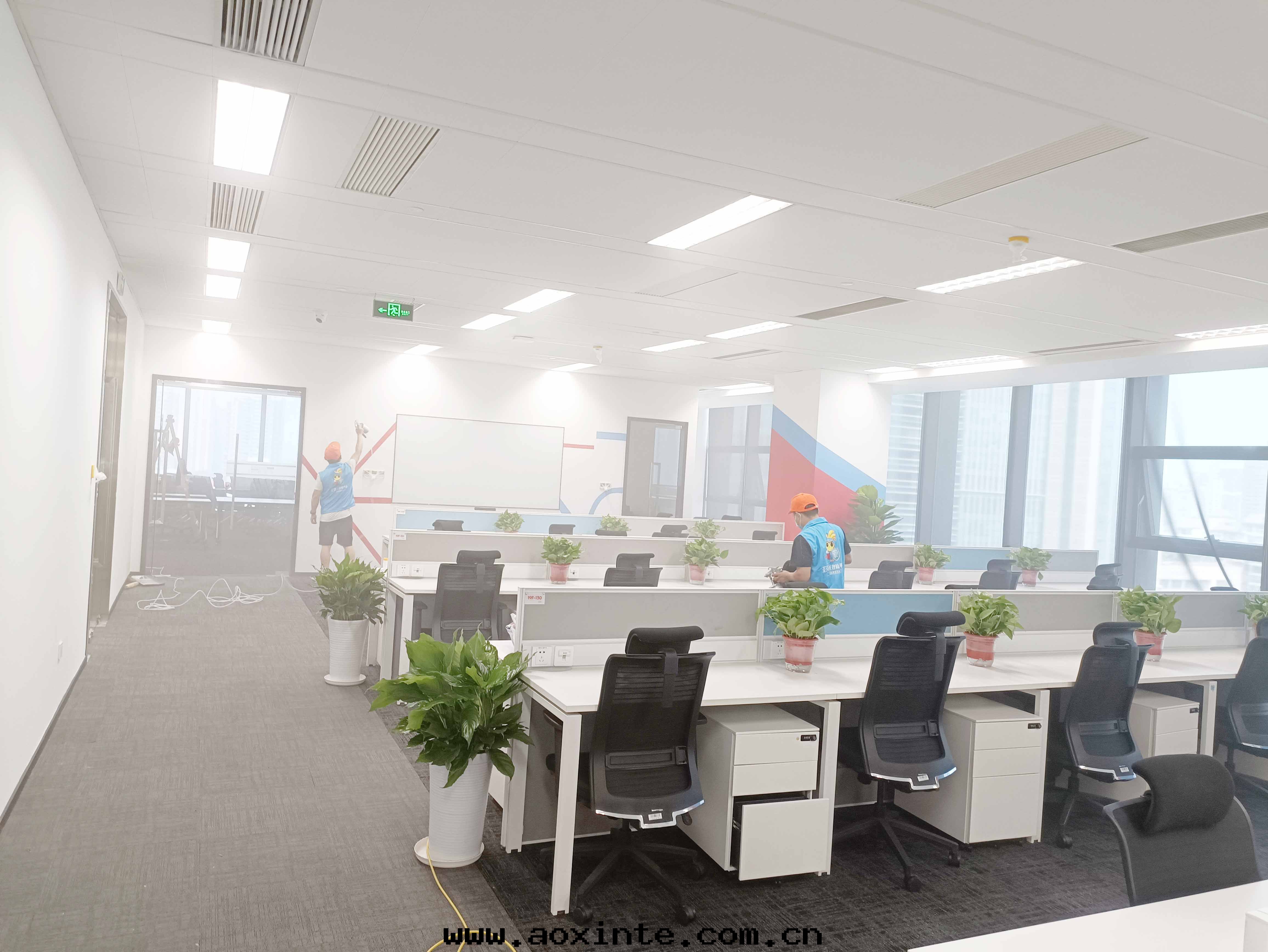 辦(bàn)公(gōng)室(shì)頂面(miàn)桌椅噴枪噴塗施工