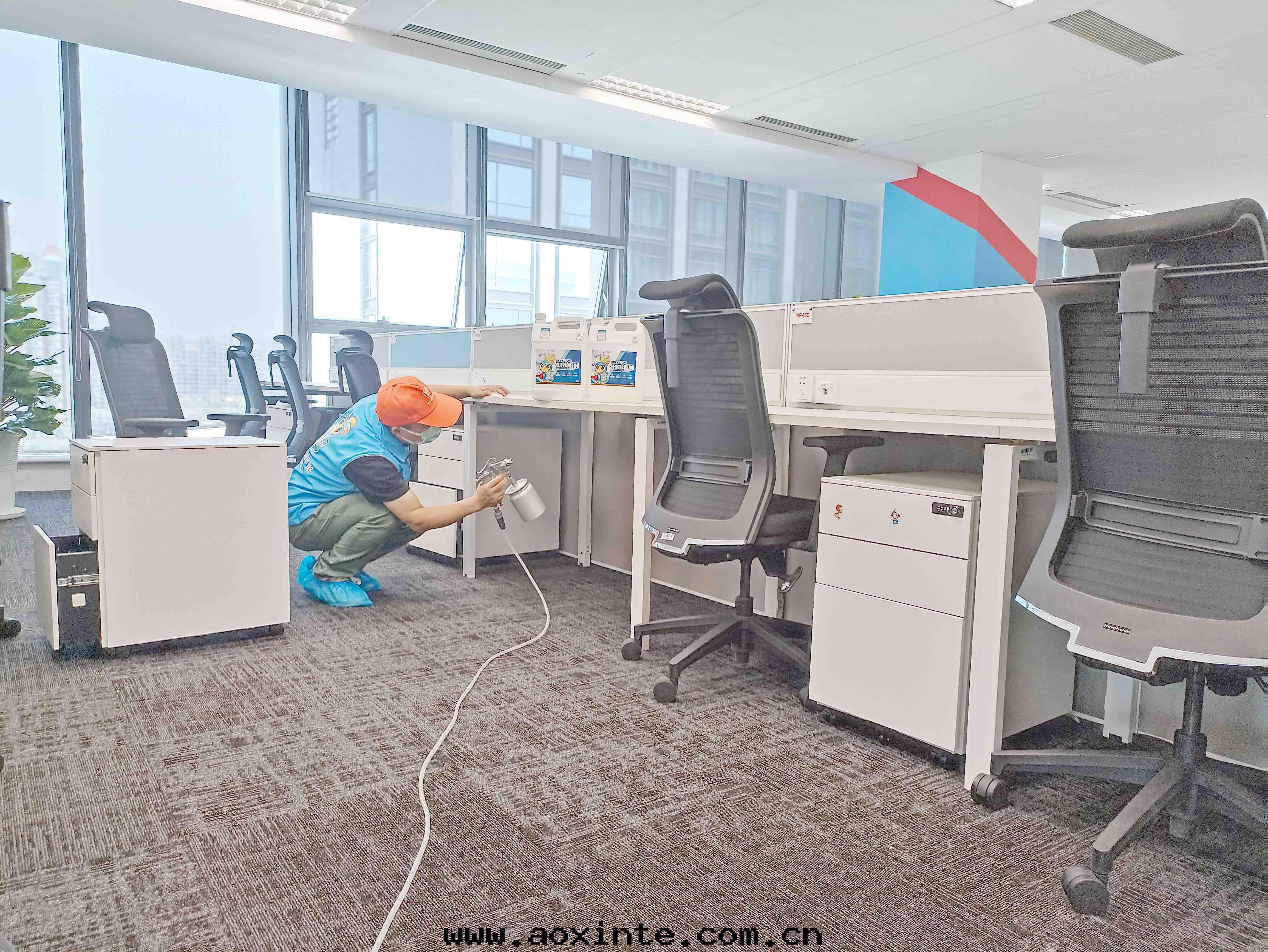 辦(bàn)公(gōng)桌椅全(quán)方(fāng)位(wèi)噴塗治理(lǐ)