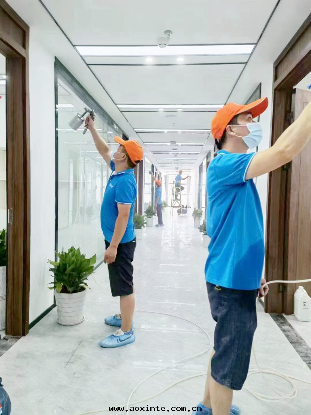 辦(bàn)公(gōng)室(shì)过(guò)道(dào)牆(qiáng)面(miàn)噴塗施工治理(lǐ)