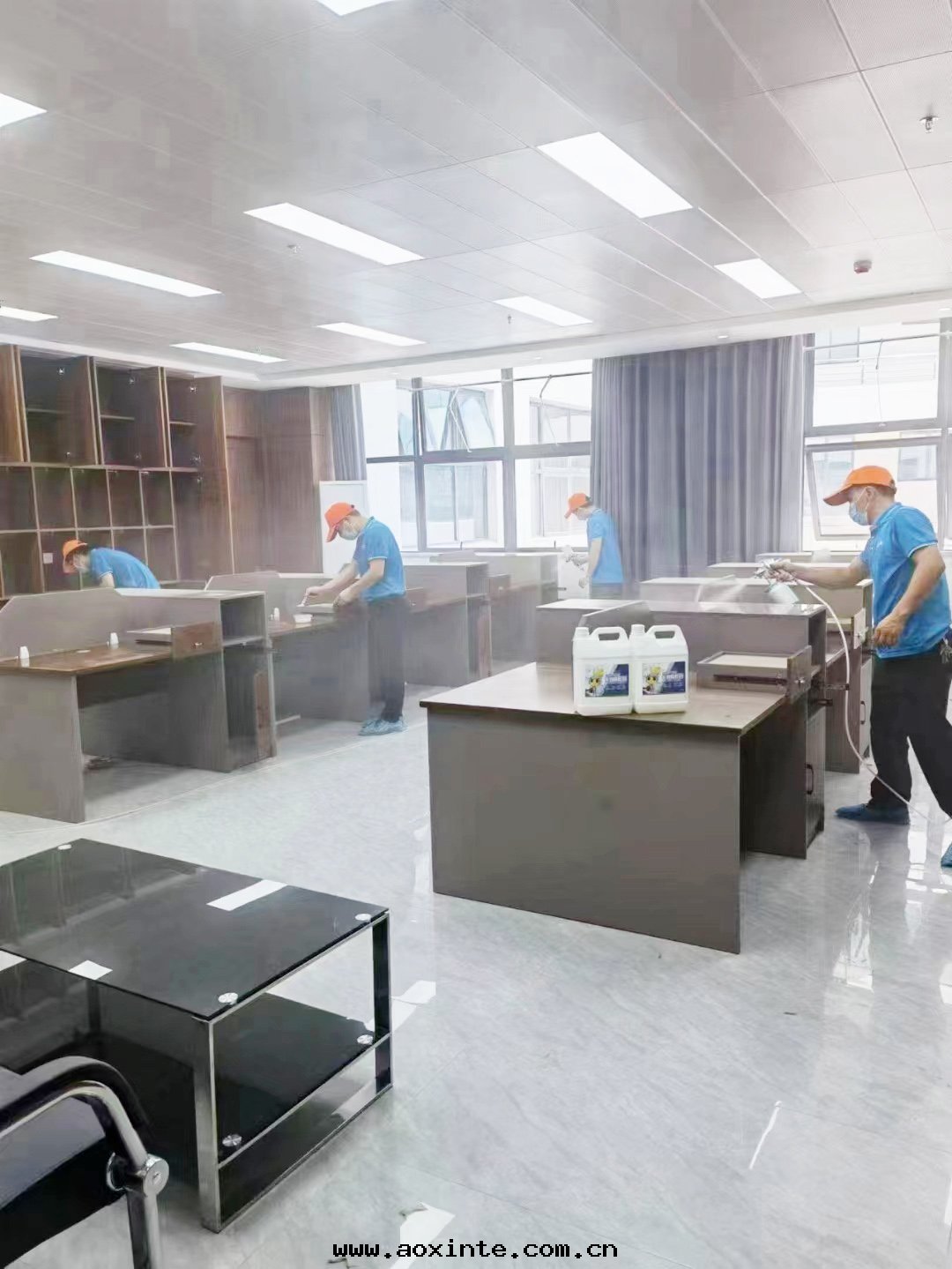 辦(bàn)公(gōng)桌椅全(quán)方(fāng)位(wèi)噴塗治理(lǐ)