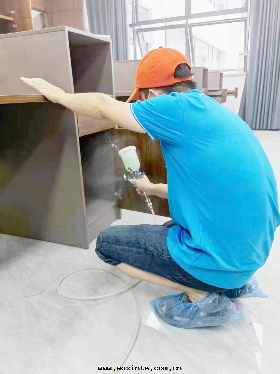 辦(bàn)公(gōng)桌椅全(quán)方(fāng)位(wèi)噴塗治理(lǐ)