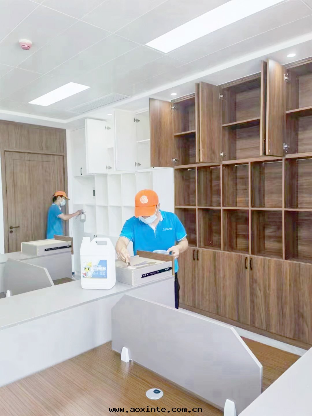 辦(bàn)公(gōng)區(qū)域儲物(wù)櫃全(quán)方(fāng)位(wèi)噴塗治理(lǐ)