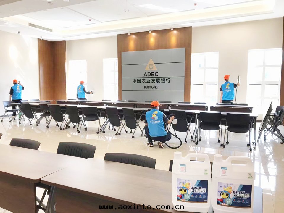 银(yín)行前(qián)廳形象(xiàng)墙面(miàn)噴槍施工治理(lǐ)