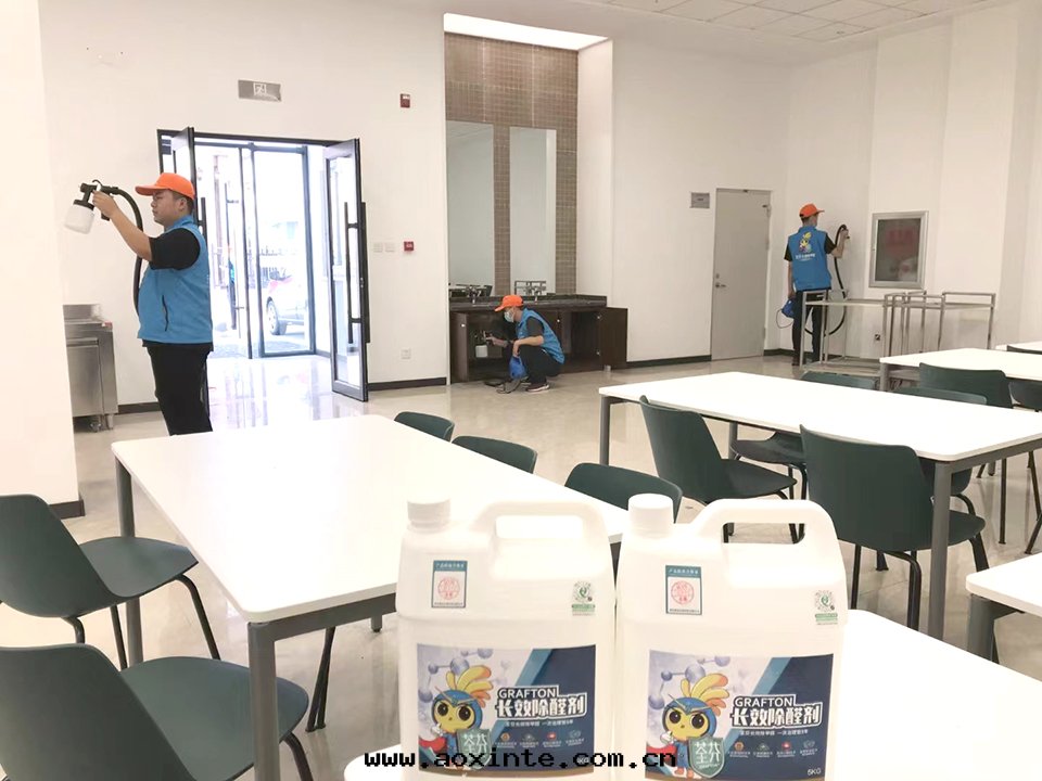 大(dà)廳周围墙面(miàn)噴槍全(quán)方(fāng)位(wèi)施工