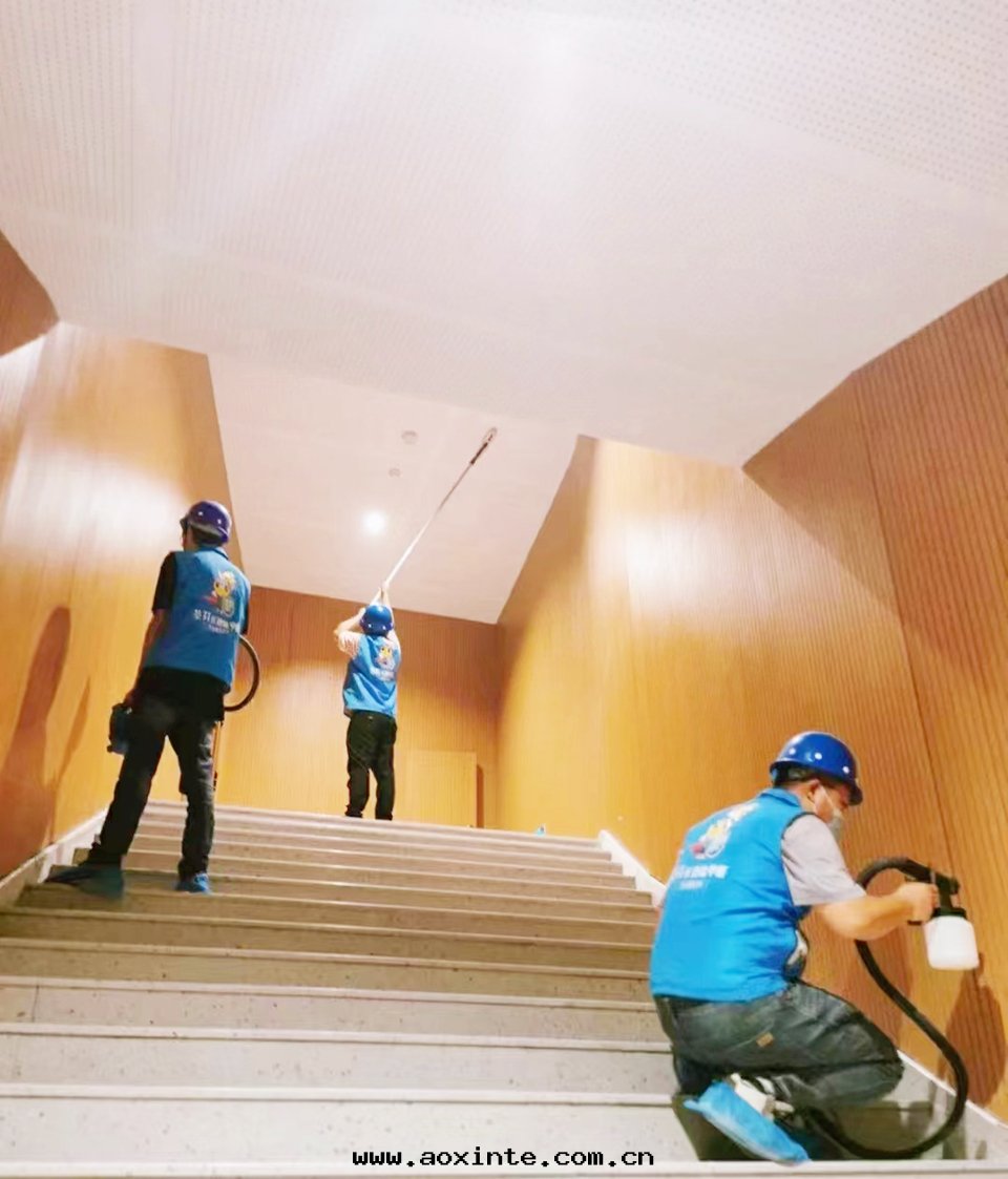 丝(sī)路(lù)歡乐(lè)世界樓梯(tī)过(guò)道(dào)牆(qiáng)面(miàn)噴枪施工