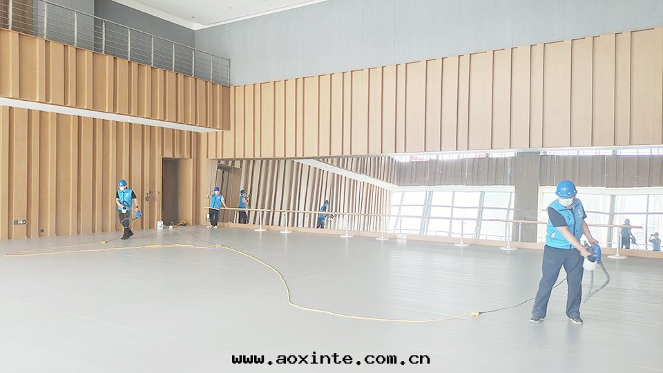 丝(sī)路(lù)歡乐(lè)世界二(èr)层(céng)排練廳地(dì)面(miàn)塑胶(jiāo)施工治理(lǐ)