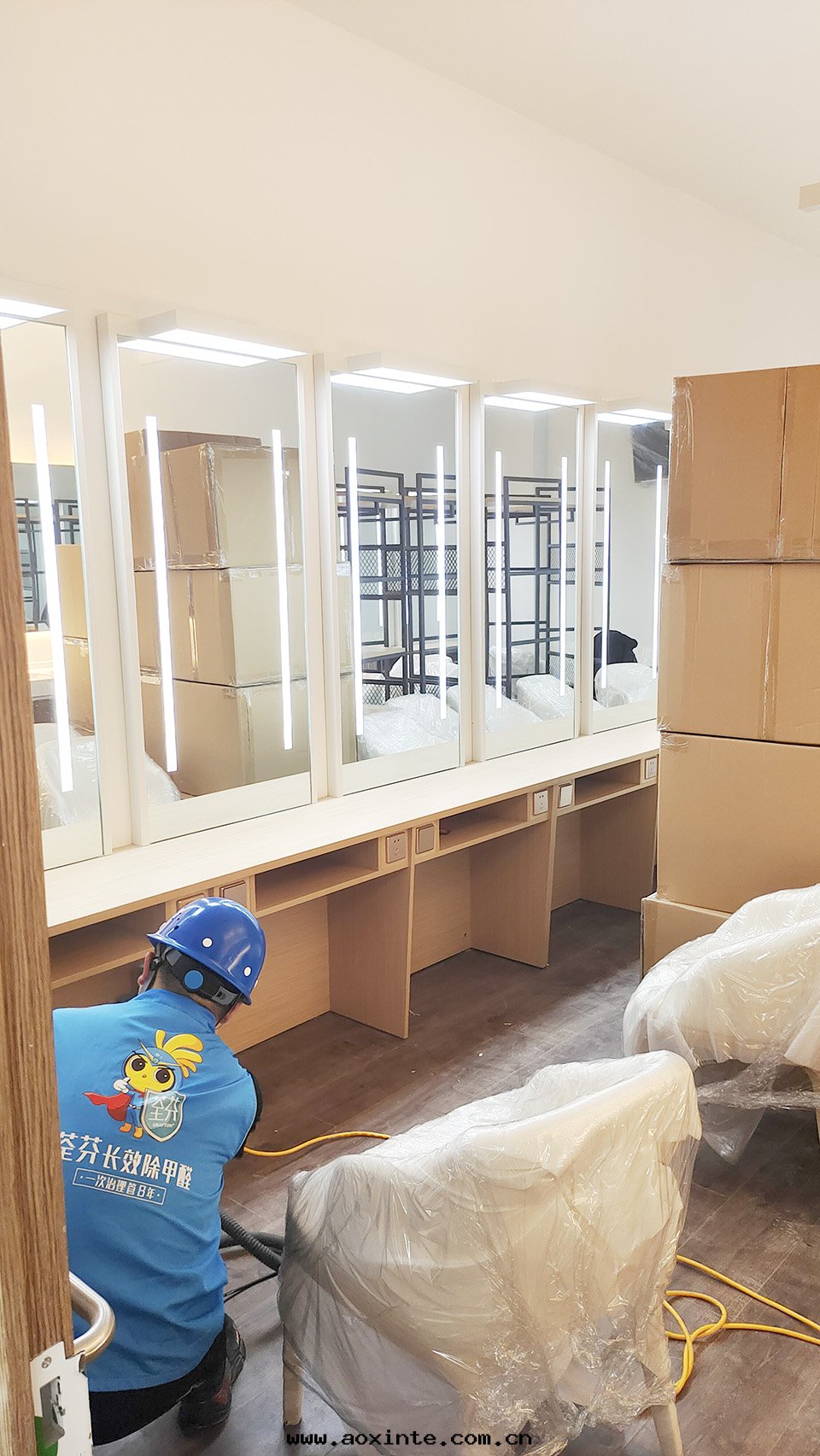 丝(sī)路(lù)歡乐(lè)世界一(yī)层(céng)化(huà)妝間(jiān)噴塗施工