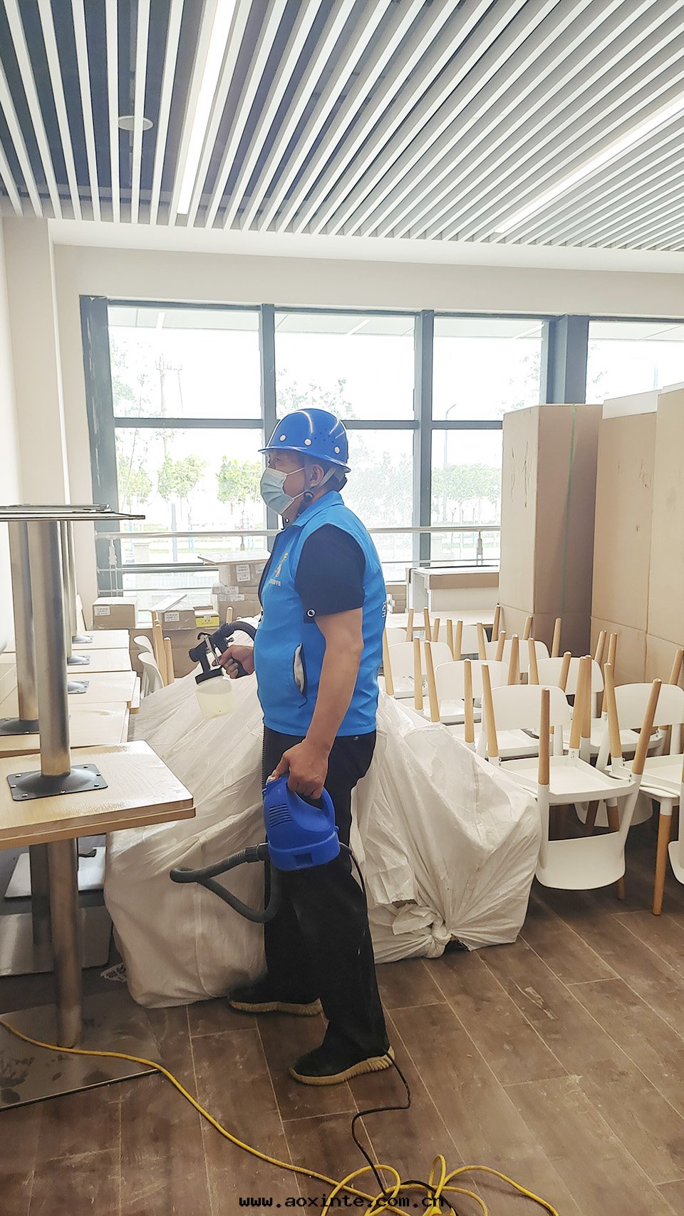 丝(sī)路(lù)歡乐(lè)世界一(yī)层(céng)辦(bàn)公(gōng)室(shì)桌椅噴塗施工