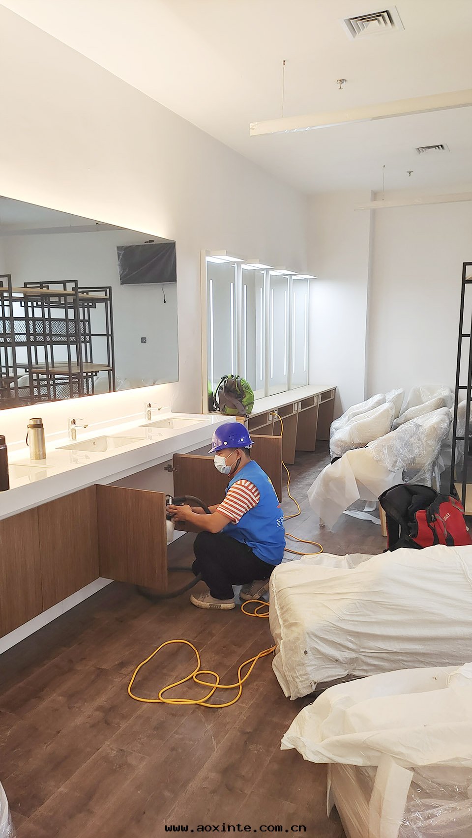 丝(sī)路(lù)歡乐(lè)世界一(yī)层(céng)化(huà)妝間(jiān)噴塗施工