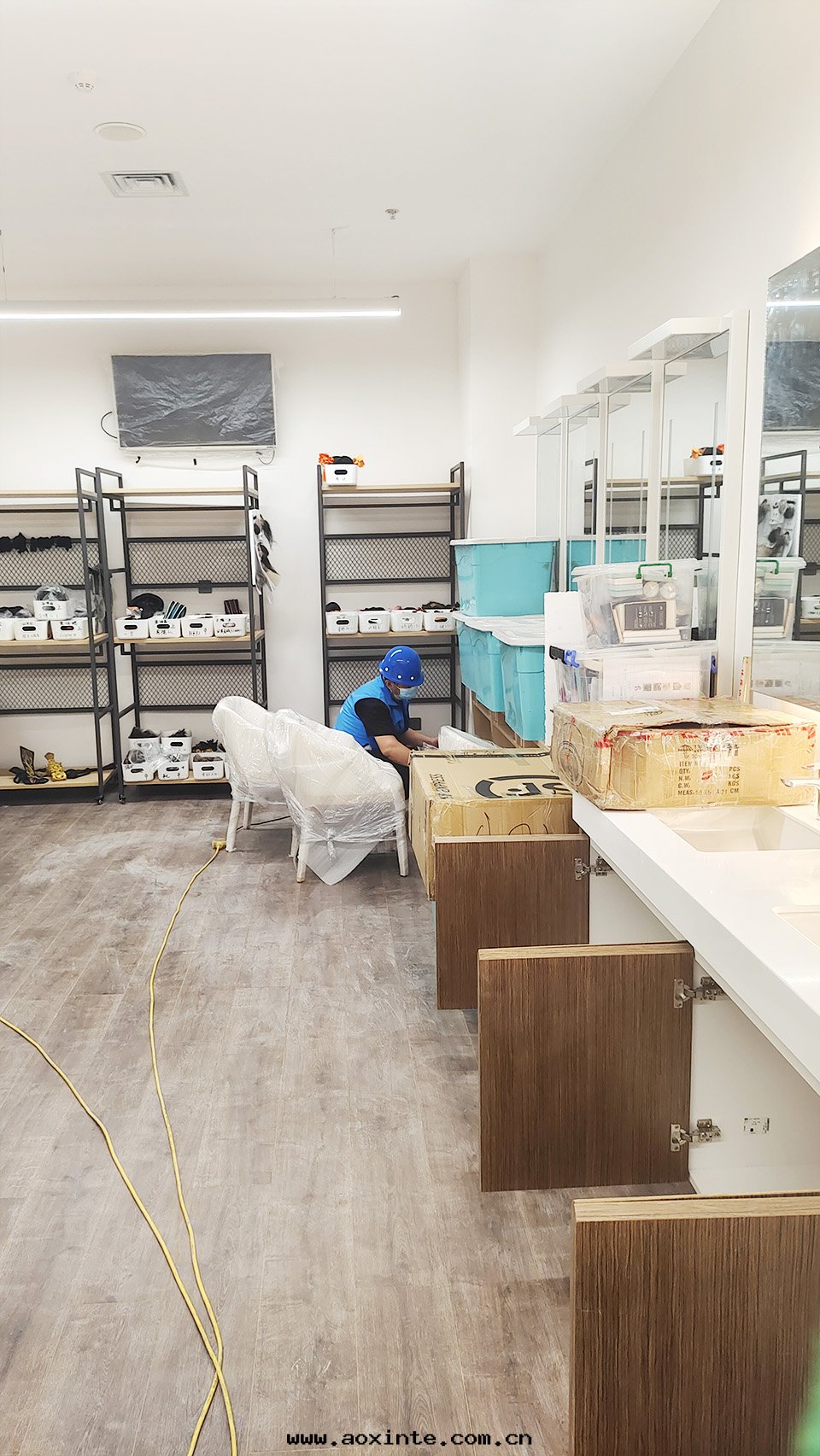 丝(sī)路(lù)歡乐(lè)世界一(yī)层(céng)道(dào)具間(jiān)噴塗施工