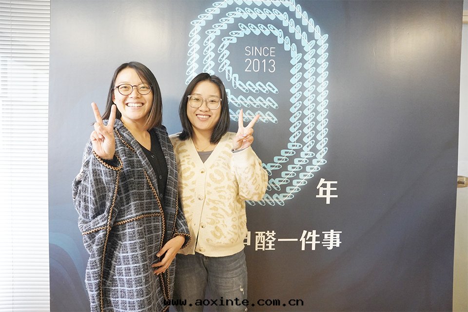 荃芬美(měi)女合影祝福公(gōng)司