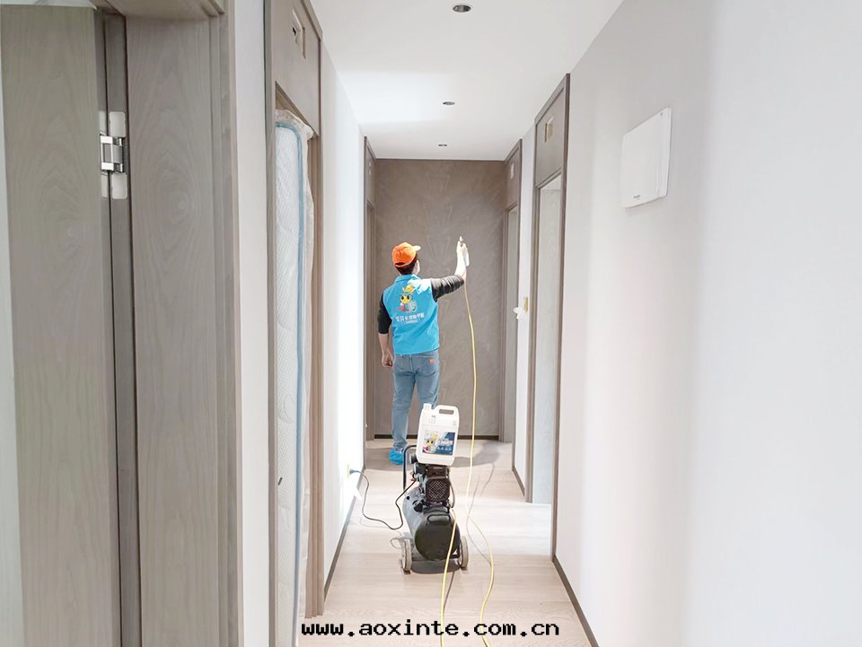 客廳过(guò)道(dào)墙面(miàn)噴涂施工治理(lǐ)甲醛