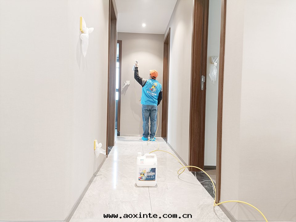 客廳过(guò)道(dào)牆(qiáng)面(miàn)精细化(huà)施工噴塗