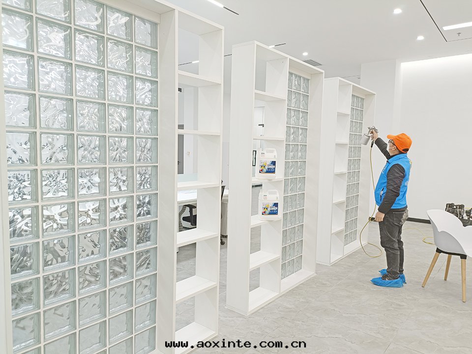 公(gōng)司展(zhǎn)示櫃區(qū)域噴枪施工治理(lǐ)