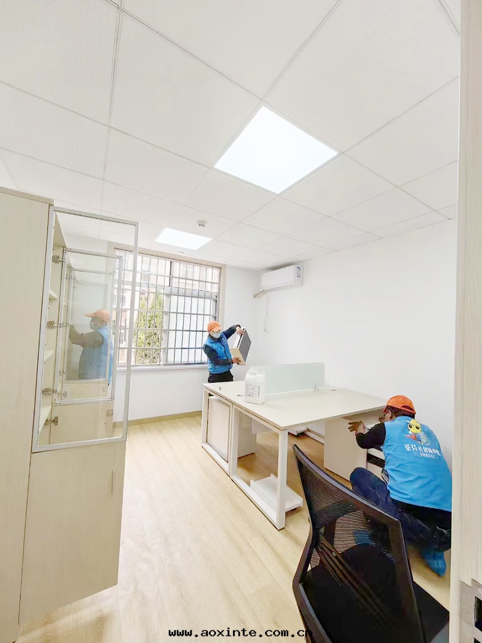 银(yín)行辦(bàn)公(gōng)室(shì)桌椅全(quán)方(fāng)位(wèi)噴塗