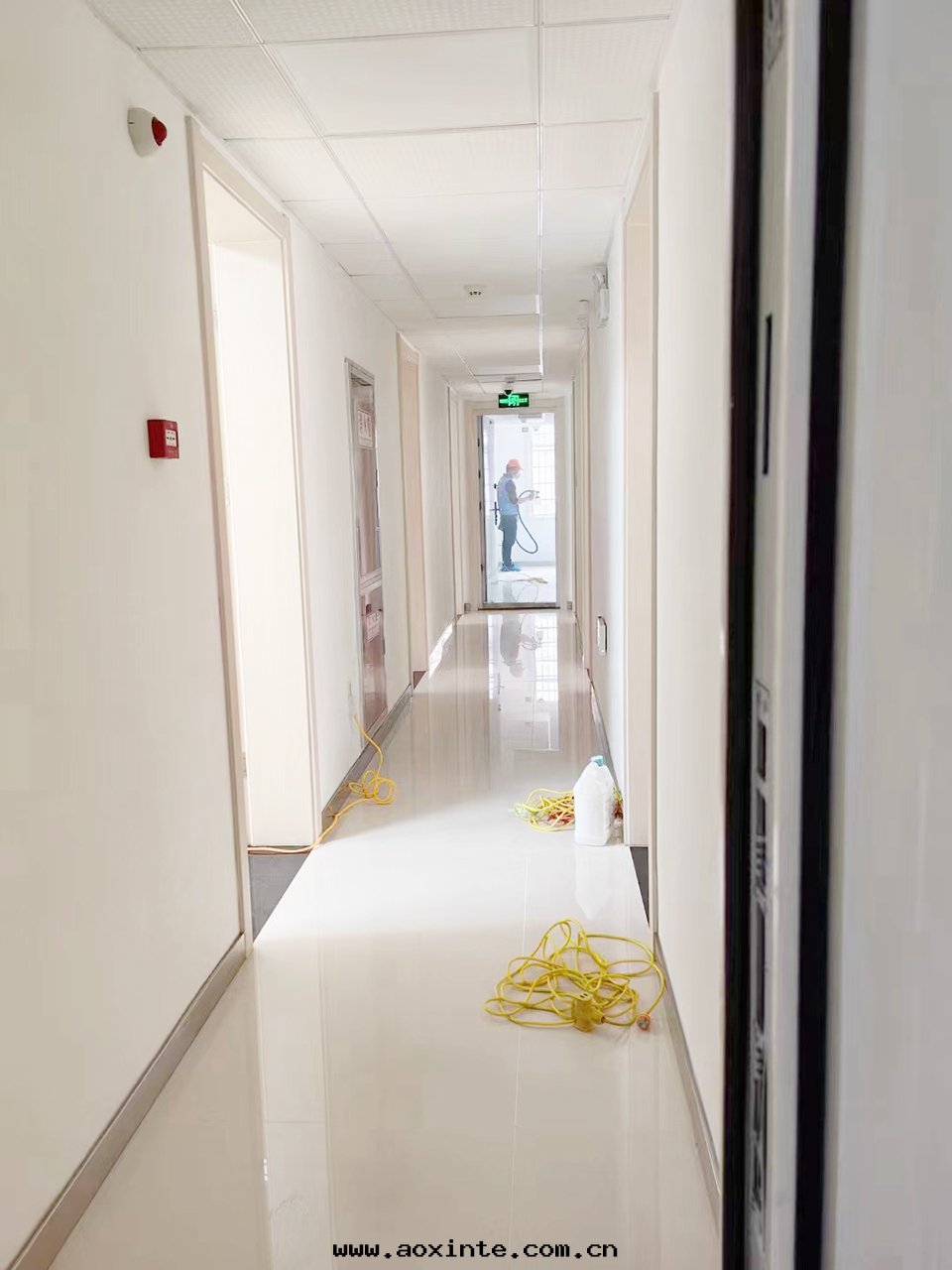 银(yín)行过(guò)道(dào)牆(qiáng)面(miàn)全(quán)方(fāng)位(wèi)噴塗施工治理(lǐ)