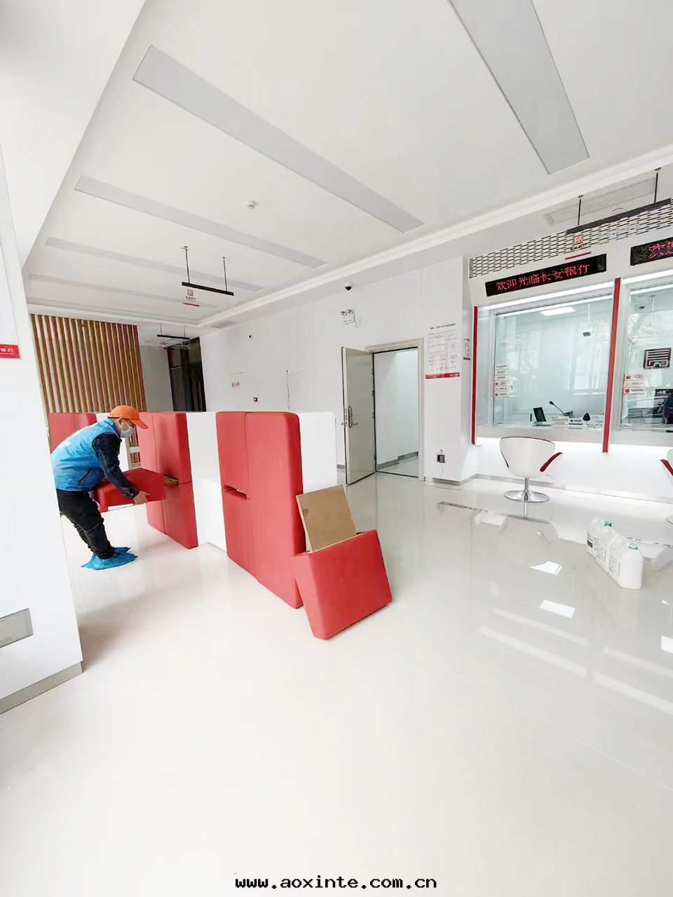 银(yín)行大(dà)廳牆(qiáng)面(miàn)桌垫(diàn)施工治理(lǐ)甲醛