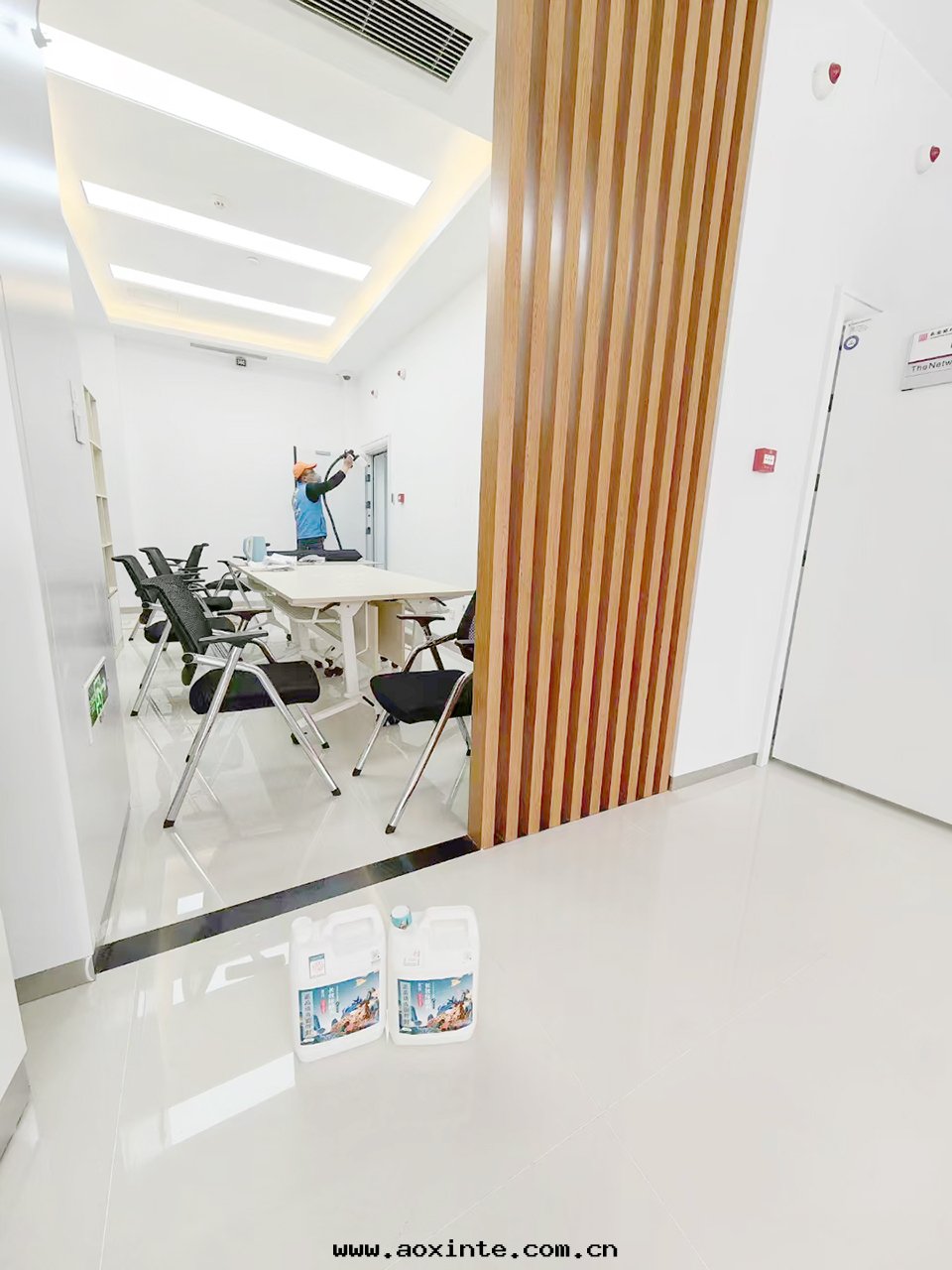 银(yín)行会(huì)議室(shì)牆(qiáng)面(miàn)噴塗施工治理(lǐ)