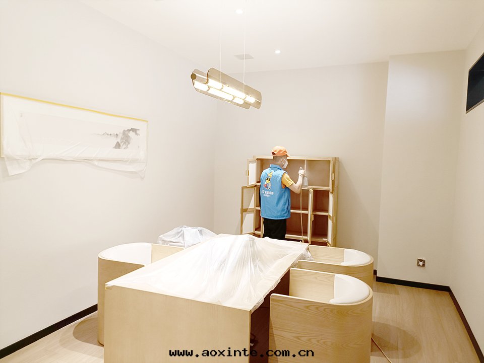 会(huì)議廳櫃子桌椅噴塗施工治理(lǐ)甲醛